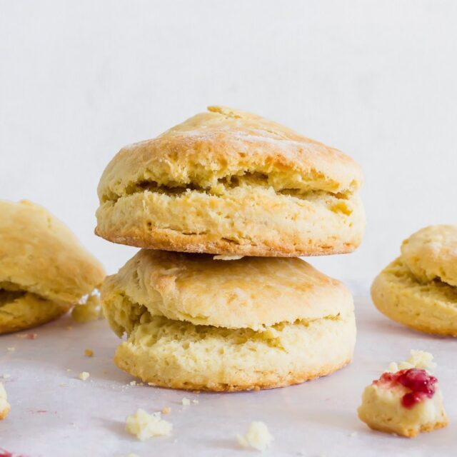 ~ 𝗦𝗖𝗢𝗡𝗘𝗦 𝗖𝗟𝗔𝗦𝗜𝗖𝗢𝗦 ~

Esta es la receta perfecta para un desayuno en familia el fin de semana. 

Muy rápida de hacer, en tan solo media hora podrás disfrutar de estos panecillos super crujientes por fuera y con una miga suavecita por dentro.

En el post les dejo mis tips, algunas variaciones dulces y saladas, y una lista de mis acompañamientos favoritos. 

link de la receta en mi perfil - @bakeandshareok
.
.
.
.
.
#bakeandshare #horneaycomparte #ManosALaMasa #scones #panecillos #desayunos #pasteleriadegaby #pasteleriaartesanal #recetas #postres #postrescaseros #cocinafacil #saboresdeinstagram #bakefromscratch #homemade #recipes #sugarmakesmehappy #bakingblog #thebakefeed #dessertporn #foodtographyschool