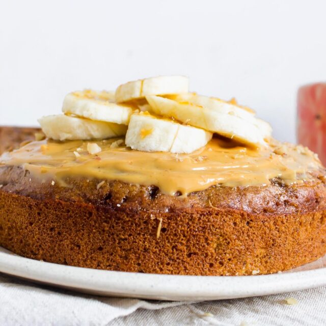 ~ 𝗕𝗔𝗡𝗔𝗡𝗔 𝗕𝗥𝗘𝗔𝗗 ~

Una receta que no puede faltar en nuestras casas. Este Pan de Banana es súper fácil de preparar y, lo mejor de todo, es que no necesitamos batidora.

Tiene una miga muy suave y esponjosa. Su textura húmeda se la debemos a las bananas maduras que usamos... el azúcar mascabo también aporta lo suyo.

Pueden optar por agregarle nueces o chips de chocolate... las avellanas también combinan muy bien. 

Excelente opción para preparar con los más pequeños. 
 

link de la receta en mi perfil - @bakeandshareok -
.
.
.
.
. 

#bakeandshare #horneaycomparte #ManosALaMasa #pandebanana #bananabread #nueces #azucarmascabo #pasteleriadegaby #pasteleriaartesanal #recetas #postres #postrescaseros #cocinafacil #saboresdeinstagram #bakefromscratch #homemade #recipes #sugarmakesmehappy #bakingblog #thebakefeed #dessertporn #foodtographyschool #ipreview