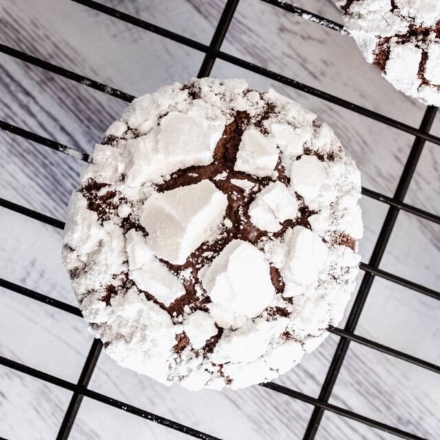 ~ 𝗡𝗘𝗩𝗔𝗗𝗔𝗦 𝗗𝗘 𝗖𝗛𝗢𝗖𝗢 ~

Se viene el fin de semana y por acá andamos con la idea de hornear estas ricas galletas nevadas… el cuerpo nos pide una buena dosis de chocolate con este frío. 

Les dejo la receta para que se animen a hornearlas y sorprendan en casa a toda la familia 🥰

𝗜𝗻𝗴𝗿𝗲𝗱𝗶𝗲𝗻𝘁𝗲𝘀
80 gr. chocolate negro
30 gr. manteca / mantequilla
160 gr. harina 0000
20 gr. cacao en polvo, sin azúcar
1 cdta. polvo de hornear
pizca de sal
2 huevos, temperatura ambiente
200 gr. azúcar
½ cdta. esencia de vainilla
130 gr. chocolate negro, troceado
𝗣𝗮𝗿𝗮 𝗰𝗿𝗮𝗾𝘂𝗲𝗹𝗮𝗱𝗼
40 gr. azúcar 
120 gr. azúcar impalpable 

- Mezclar ingredientes secos: harina, cacao, polvo de hornear y sal. 
- Derretir 80 gr. de chocolate negro con la manteca sobre baño María o en microondas.
- Batir huevos, azúcar y esencia de vainilla a velocidad media por 3 minutos o hasta que la mezcla tenga un color amarillo pálido.
- Agregar el chocolate derretido y batir hasta que esté bien mezclado.
- Agregar los secos y batir solo hasta que queden completamente incorporados. Añadir los 130 gr. de chocolate troceado.
- Enfriar la masa en la heladera al menos 2 horas o durante toda la noche.
- Precalentar el horno a 325º F (165º C). Alistar dos placas rectangulares con silpat.
- Formar bolas de 60 gramos; pasarlas primero por azúcar blanca y luego por azúcar impalpable. Colocar sobre las placas y aplastar ligeramente. 
- Hornear por 14 minutos o hasta que la superficie de las galletas se vea craquelada y firme.
- Dejar enfriar 5 minutos y transferir a una rejilla hasta que se enfríen lo suficiente para poder comerlas en el momento!

Para más detalles, vayan a mi página www.bakeandshare.com/galletas/galletas-nevadas-chocolate/
.
.
.
.
.
#bakeandshare #horneaycomparte #ManosALaMasa #pasteleriadegaby #galletas #chocolate #chocaholic #nevadas #sanvalentin #recipes #recetas #homemade #chocolatecrinkles #bakedfromscratch #pasteleria #sugarmakesmehappy #bakingblog #thebakefeed #saboresdeinstagram #cocinafacil #instayummie #foodtographyschool @foodtographyschool