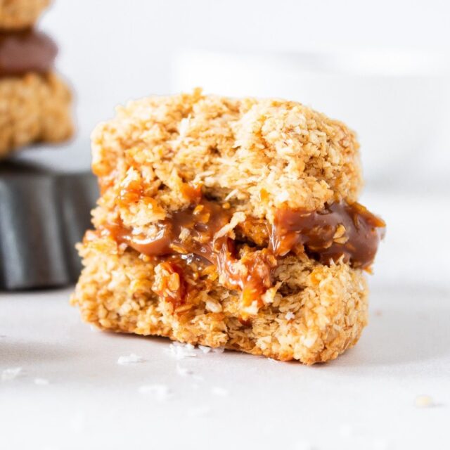 ~ 𝗔𝗟𝗙𝗔𝗝𝗢𝗥𝗘𝗦 𝗗𝗘 𝗖𝗢𝗖𝗢 ~
 
El coco con dulce de leche es de mis combinaciones favoritas así que no dudé en preparar esta receta en su versión saludable. 

De textura crocante y sabor intenso a coco, estos bocaditos son la opción perfecta para ofrecer en cumpleaños de niños, en meriendas con amigos o luego de un almuerzo familiar. 

link de la receta en mi perfil - @bakeandshareok -
.
.
.
.
.
#bakeandshare #horneaycomparte #ManosALaMasa #superfoods #superalimentos #alfajoressaludables #BLW #recetassaludables #healthyfood #coco #azucarmascabo #thebakefeed @thebakefeed #bakingblog #foodtographyschool