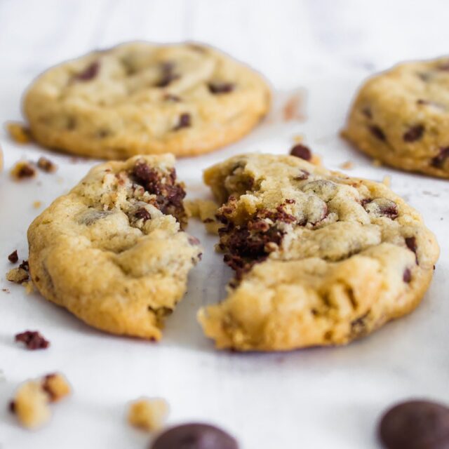 ~ 𝗚𝗔𝗟𝗟𝗘𝗧𝗔𝗦 𝗖𝗛𝗢𝗖𝗢 𝗖𝗛𝗜𝗣𝗦 ~

Receta chocolatosa para este fin de semana frío y lluvioso!

Galletas con extra chispas de chocolate, bordes crocantes y suavecitas "chewy" por dentro. 

Se preparan en tan solo 30 minutos!

Te comparto también mis TIPS para hornear las mejores galletas. No solo te servirán para esta receta, sino para aplicarlos en todas las que te animes a preparar.

link de la receta en mi perfil - @bakeandshareok -
.
.
.
.
. 

#bakeandshare #horneaycomparte #ManosALaMasa #galletas #galletaschocochips #chocolatechipcookies #chocolatenegro #pasteleriadegaby #pasteleriaartesanal #recetas #postres #postrescaseros #cocinafacil #saboresdeinstagram #bakefromscratch #homemade #recipes #sugarmakesmehappy #bakingblog #thebakefeed #dessertporn #foodtographyschool