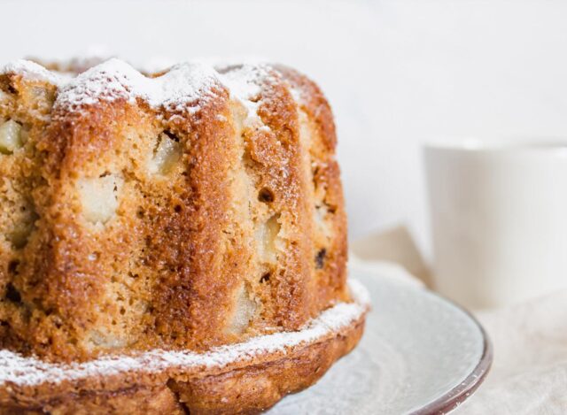 ~ 𝗧𝗢𝗥𝗧𝗔 𝗗𝗘 𝗣𝗘𝗥𝗔 ~

Amo el chocolate.. pero los postres con frutas son mi otra debilidad. Y esta torta de pera entra en mi lista de favoritos. 

Lo mejor es su aroma cálido y amaderado que le brindan las especias y las pasas hidratadas en ron. 

Para acompañar, una crema inglesa que aporta un balance perfecto entre su dulzor y la acidez de las peras. 

Realmente un postre gourmet muy fácil de preparar. 

 

link de la receta en mi perfil - @bakeandshareok -
.
.
.
.
. 

#bakeandshare #horneaycomparte #ManosALaMasa #tortadepera #especias #pasas #ron #cremainglesa #pasteleriadegaby #pasteleriaartesanal #recetas #postres #postrescaseros #cocinafacil #saboresdeinstagram #bakefromscratch #homemade #recipes #sugarmakesmehappy #bakingblog #thebakefeed #dessertporn #foodtographyschool