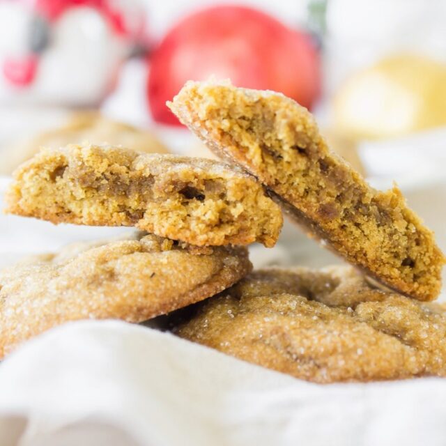 ~ 𝗚𝗔𝗟𝗟𝗘𝗧𝗔𝗦 𝗗𝗘 𝗝𝗘𝗡𝗚𝗜𝗕𝗥𝗘 ~

A tres días de Navidad, les comparto esta riquísima receta… una versión mejorada de la que solía hacer en mi cafetería. 

Su aroma a navidad, con los sabores cálidos de las especias, es todo lo que necesitamos para este fin de semana. 

Espero que se animen a prepararlas y compartirlas en familia. 

FELICES FIESTAS! 🎄⛄️

link de la receta en mi perfil - @bakeandshareok -
.
.
.
.
. 

#bakeandshare #horneaycomparte #ManosALaMasa #galletas #jengibre #gingersnaps #recetanavideña #pasteleriadegaby #pasteleriaartesanal #recetas #postres #postrescaseros #cocinafacil #saboresdeinstagram #bakefromscratch #homemade #recipes #sugarmakesmehappy #bakingblog #thebakefeed #dessertporn #foodtographyschool